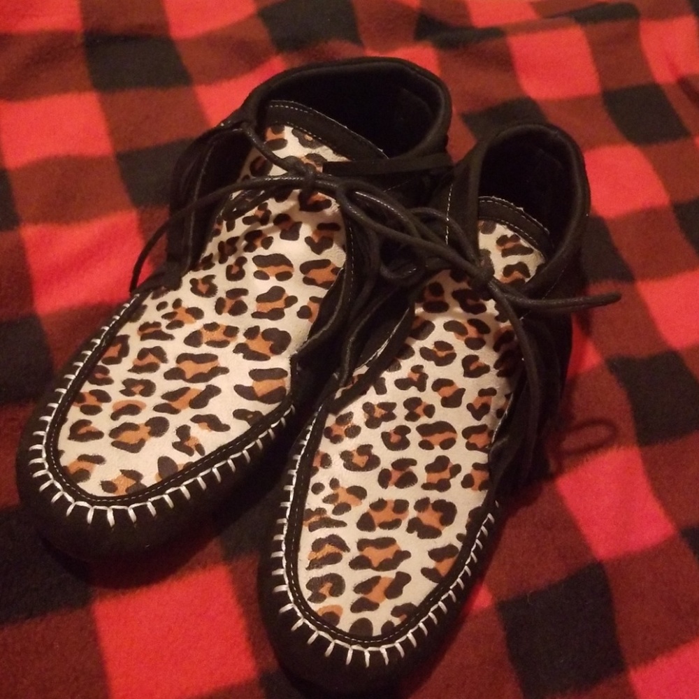 Black fringe leopard moccasins
